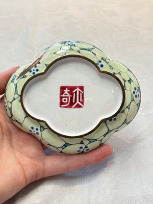A pair of Chinese Canton enamel quadrifoil 'riverscape' saucers, Yi Qi 亦奇 mark, 18th C. — foto 3