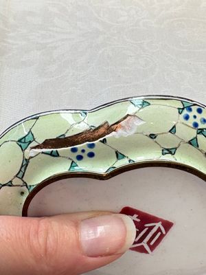 A pair of Chinese Canton enamel quadrifoil 'riverscape' saucers, Yi Qi 亦奇 mark, 18th C. — foto 5
