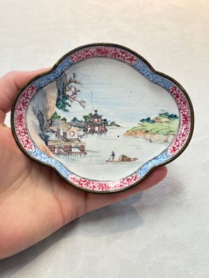 A pair of Chinese Canton enamel quadrifoil 'riverscape' saucers, Yi Qi 亦奇 mark, 18th C. — foto 6