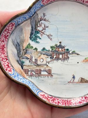 A pair of Chinese Canton enamel quadrifoil 'riverscape' saucers, Yi Qi 亦奇 mark, 18th C. — foto 7