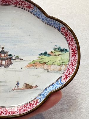 A pair of Chinese Canton enamel quadrifoil 'riverscape' saucers, Yi Qi 亦奇 mark, 18th C. — foto 8
