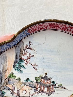 A pair of Chinese Canton enamel quadrifoil 'riverscape' saucers, Yi Qi 亦奇 mark, 18th C. — foto 9