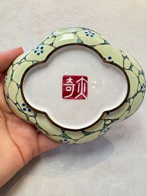 A pair of Chinese Canton enamel quadrifoil 'riverscape' saucers, Yi Qi 亦奇 mark, 18th C. — foto 10
