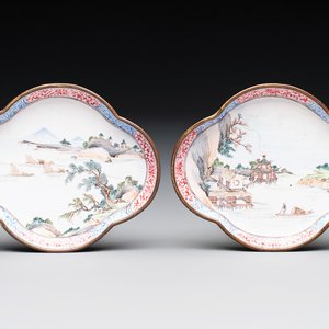 A pair of Chinese Canton enamel quadrifoil 'riverscape' saucers, Yi Qi 亦奇 mark, 18th C. — foto 1