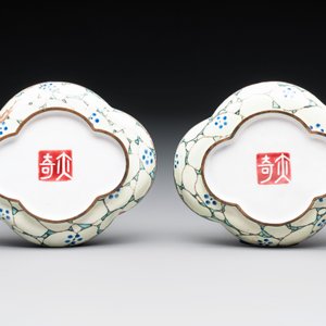 A pair of Chinese Canton enamel quadrifoil 'riverscape' saucers, Yi Qi 亦奇 mark, 18th C. — foto 2
