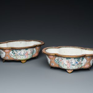 A pair of Chinese Canton enamel quatrefoil jardinières, Qianlong mark, 19th C. — 照片 1