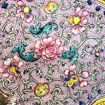A pair of Chinese Canton enamel saucer dishes with floral design — foto 8