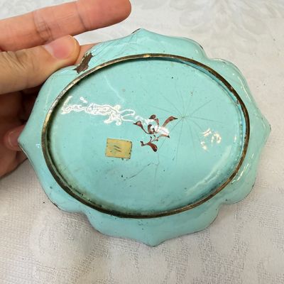 A pair of Chinese Canton enamel saucer dishes with floral design — foto 9
