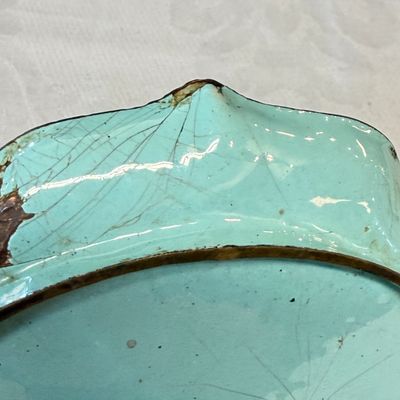 A pair of Chinese Canton enamel saucer dishes with floral design — foto 11