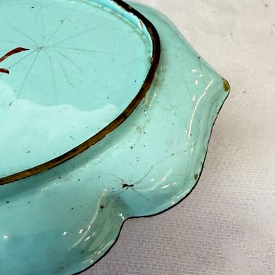 A pair of Chinese Canton enamel saucer dishes with floral design — foto 13