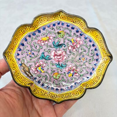 A pair of Chinese Canton enamel saucer dishes with floral design — foto 15