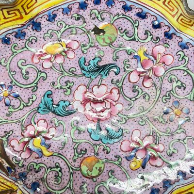 A pair of Chinese Canton enamel saucer dishes with floral design — foto 16