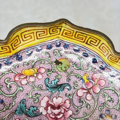 A pair of Chinese Canton enamel saucer dishes with floral design — foto 17