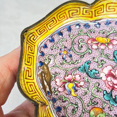 A pair of Chinese Canton enamel saucer dishes with floral design — foto 18