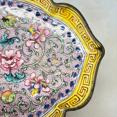 A pair of Chinese Canton enamel saucer dishes with floral design — foto 19