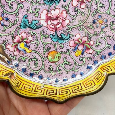 A pair of Chinese Canton enamel saucer dishes with floral design — foto 20