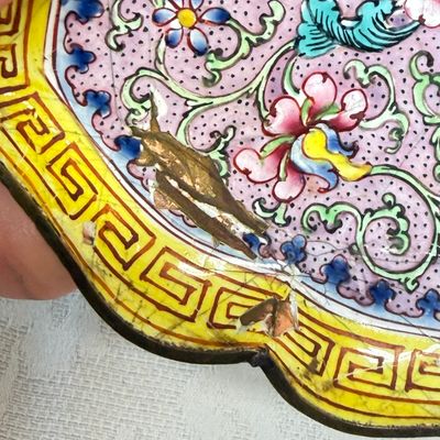 A pair of Chinese Canton enamel saucer dishes with floral design — foto 21