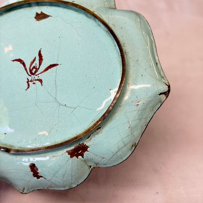 A pair of Chinese Canton enamel saucer dishes with floral design — foto 24