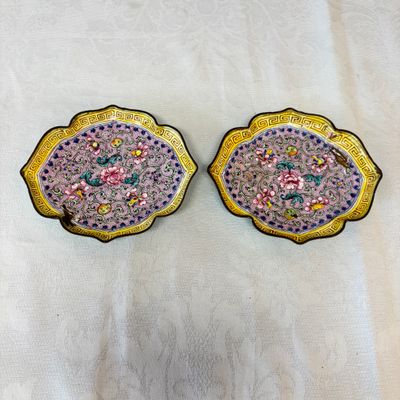 A pair of Chinese Canton enamel saucer dishes with floral design — foto 1