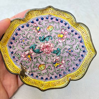 A pair of Chinese Canton enamel saucer dishes with floral design — foto 2