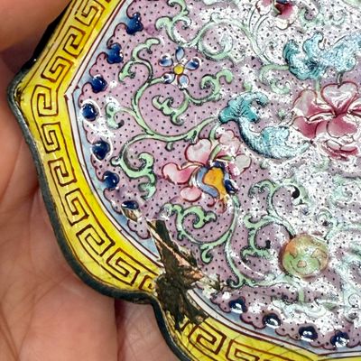 A pair of Chinese Canton enamel saucer dishes with floral design — foto 3