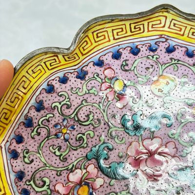 A pair of Chinese Canton enamel saucer dishes with floral design — foto 4