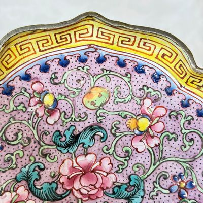 A pair of Chinese Canton enamel saucer dishes with floral design — foto 5