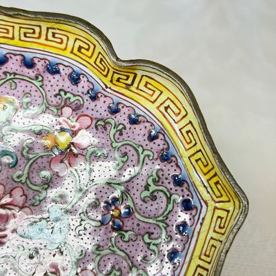 A pair of Chinese Canton enamel saucer dishes with floral design — foto 6