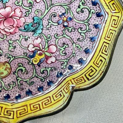 A pair of Chinese Canton enamel saucer dishes with floral design — foto 7