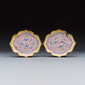 A pair of Chinese Canton enamel saucer dishes with floral design — foto 1