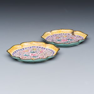 A pair of Chinese Canton enamel saucer dishes with floral design — foto 3