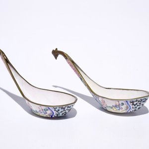A pair of Chinese Canton enamel spoons with phoenix-head handles, Qianlong — photo 1