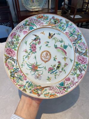 A pair of Chinese Canton famille rose armorial dishes with the arms of Moffat for the English market, 19th C. — 照片 1