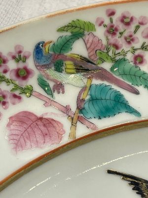 A pair of Chinese Canton famille rose armorial dishes with the arms of Moffat for the English market, 19th C. — 照片 3