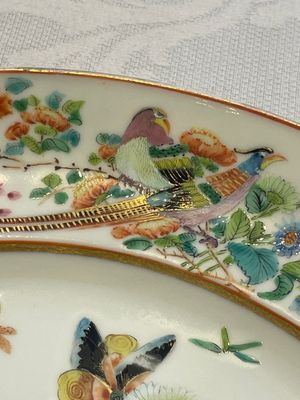A pair of Chinese Canton famille rose armorial dishes with the arms of Moffat for the English market, 19th C. — 照片 4