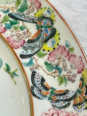 A pair of Chinese Canton famille rose armorial dishes with the arms of Moffat for the English market, 19th C. — 照片 5