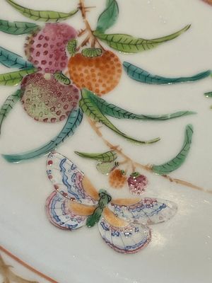 A pair of Chinese Canton famille rose armorial dishes with the arms of Moffat for the English market, 19th C. — 照片 6