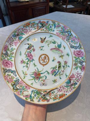 A pair of Chinese Canton famille rose armorial dishes with the arms of Moffat for the English market, 19th C. — 照片 9