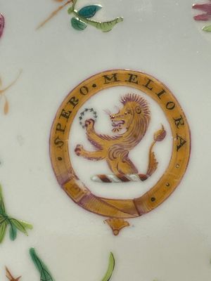A pair of Chinese Canton famille rose armorial dishes with the arms of Moffat for the English market, 19th C. — 照片 10