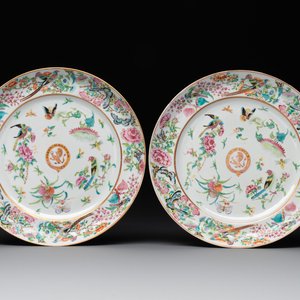 A pair of Chinese Canton famille rose armorial dishes with the arms of Moffat for the English market, 19th C. — 照片 1