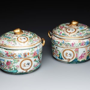 A pair of Chinese Canton famille rose armorial tureens, inner bowls and covers with the arms of Clerke, 19th C. — photo 1