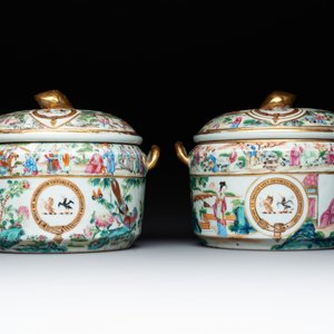 A pair of Chinese Canton famille rose armorial tureens, inner bowls and covers with the arms of Clerke, 19th C. — photo 2