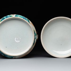 A pair of Chinese Canton famille rose armorial tureens, inner bowls and covers with the arms of Clerke, 19th C. — photo 7