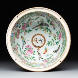 A pair of Chinese Canton famille rose armorial tureens, inner bowls and covers with the arms of Clerke, 19th C. — photo 8