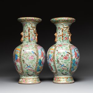 A pair of Chinese Canton famille rose celadon-ground 'court scene' vases, 19th C. — photo 2