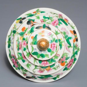 A pair of Chinese Canton famille rose covered bowls, 19th C. — photo 12