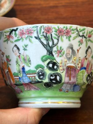 A pair of Chinese Canton famille rose cups and saucers, 19th C. — photo 20