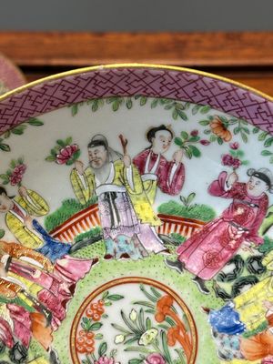 A pair of Chinese Canton famille rose cups and saucers, 19th C. — photo 27
