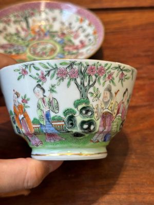 A pair of Chinese Canton famille rose cups and saucers, 19th C. — photo 3