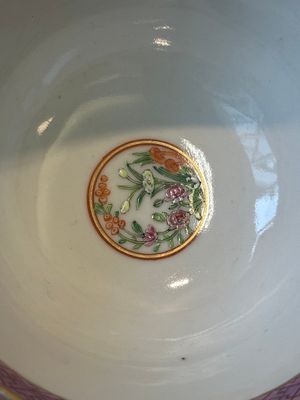 A pair of Chinese Canton famille rose cups and saucers, 19th C. — photo 8